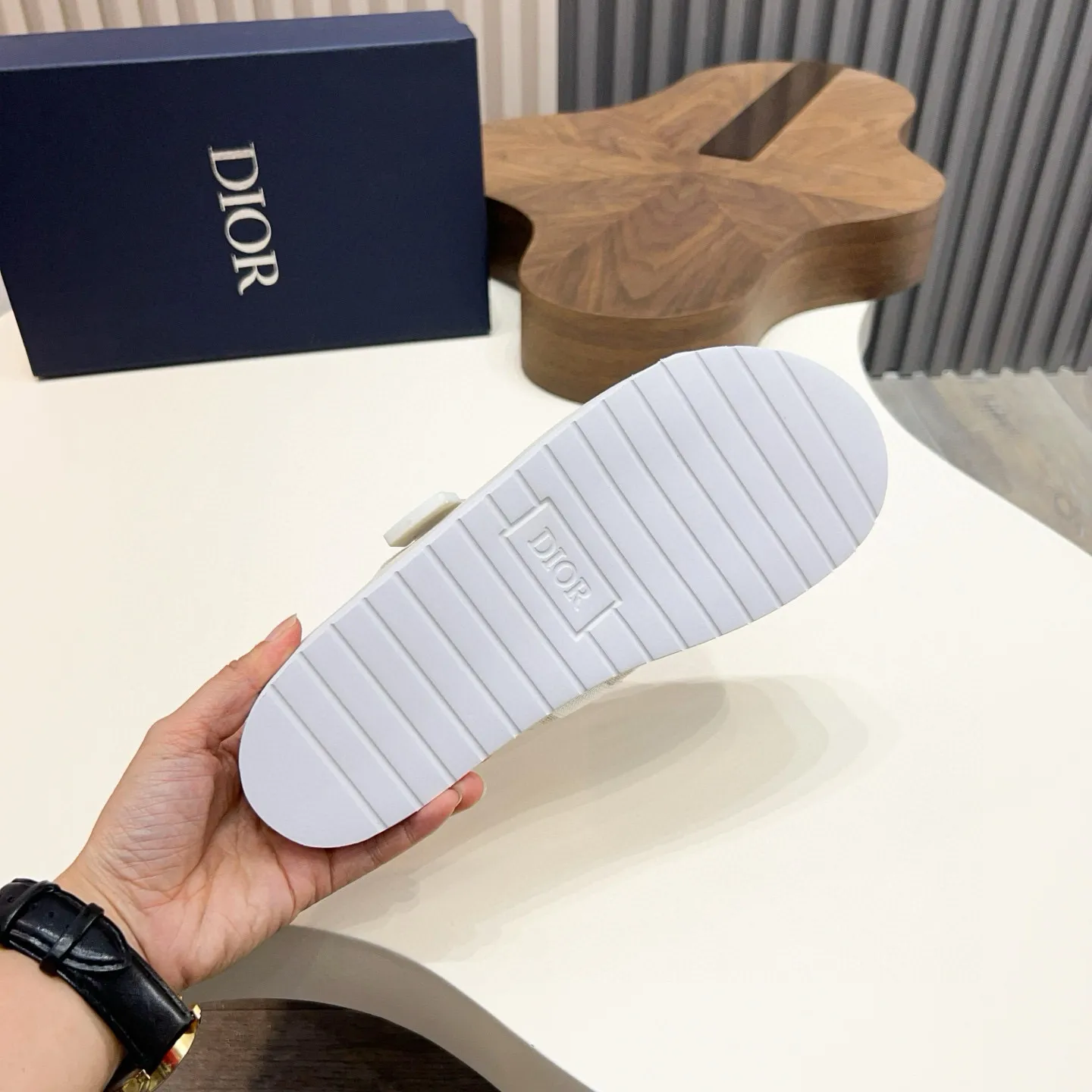 Factory price: 280💰Dior Alias ​​men's leather slippers. This Alias ​​sandal is a new summer product, showing a casual and elegant style. Carefully crafted from grained cow leather and Oblique printed fabric, with cowhide lining! Cross-strap design with metal-clad brass CD Diamond logo. The imported cowhide leather and rubber sole adds sophistication and comfort, while Oblique print-effect anti-slip panels add style. Size: 38-44 (45 customized)